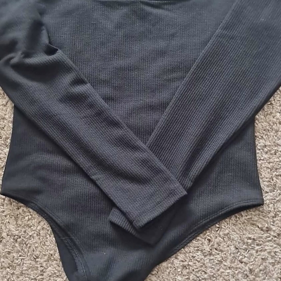 Size Medium 4 Tops - Picture 3 of 8